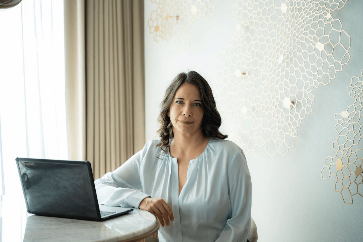 Ida Saccone am Tisch mit Laptop